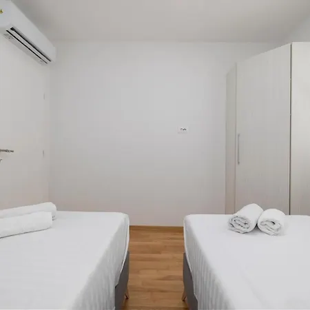 Apartamento With Parking Space - 23931 Makarska